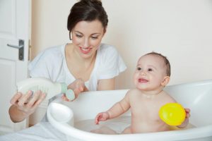 Tips Memilih Sabun Mandi Bayi Agar Kulit Putih dan Lembab